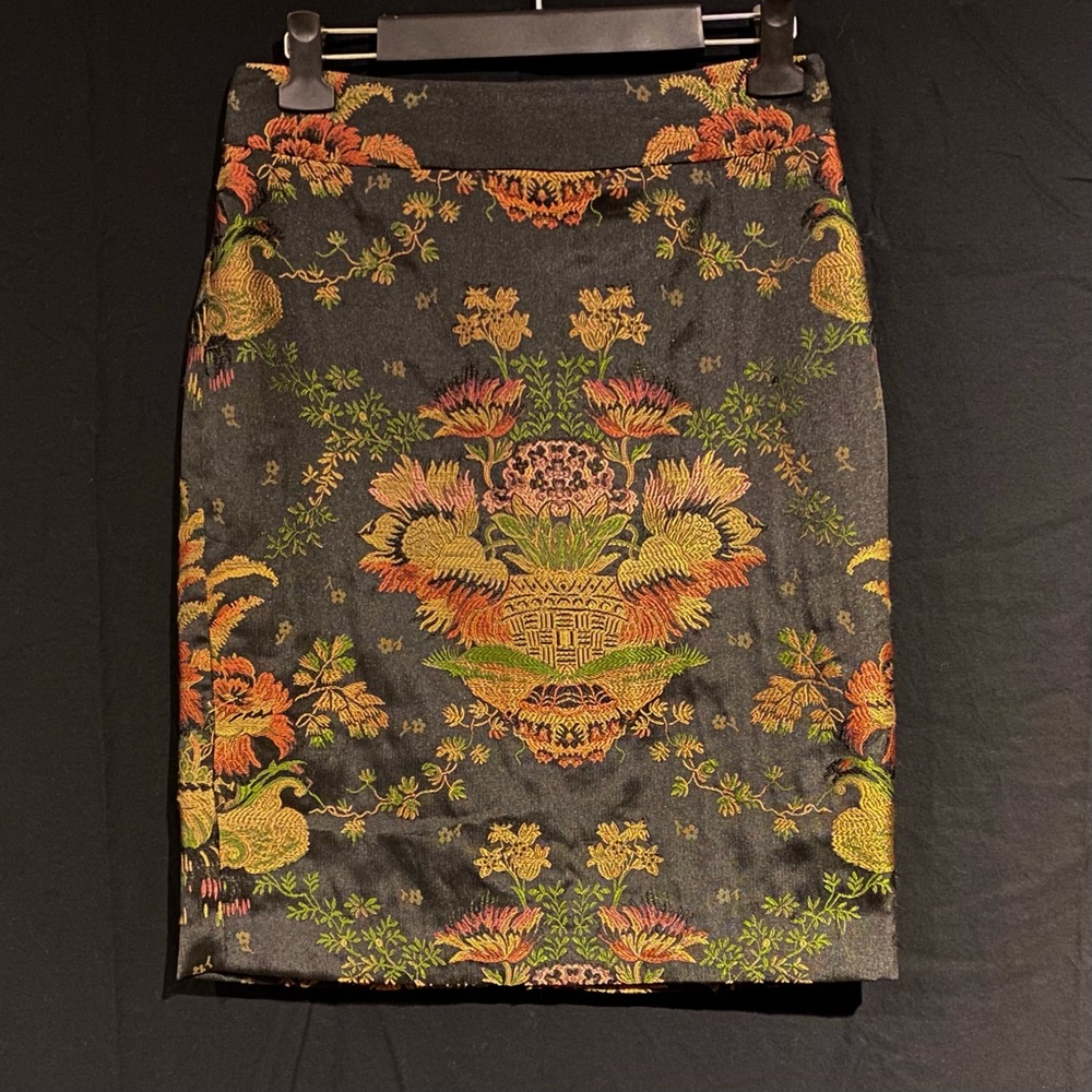 Size 6 vintage CAbi embroidered satin skirt.